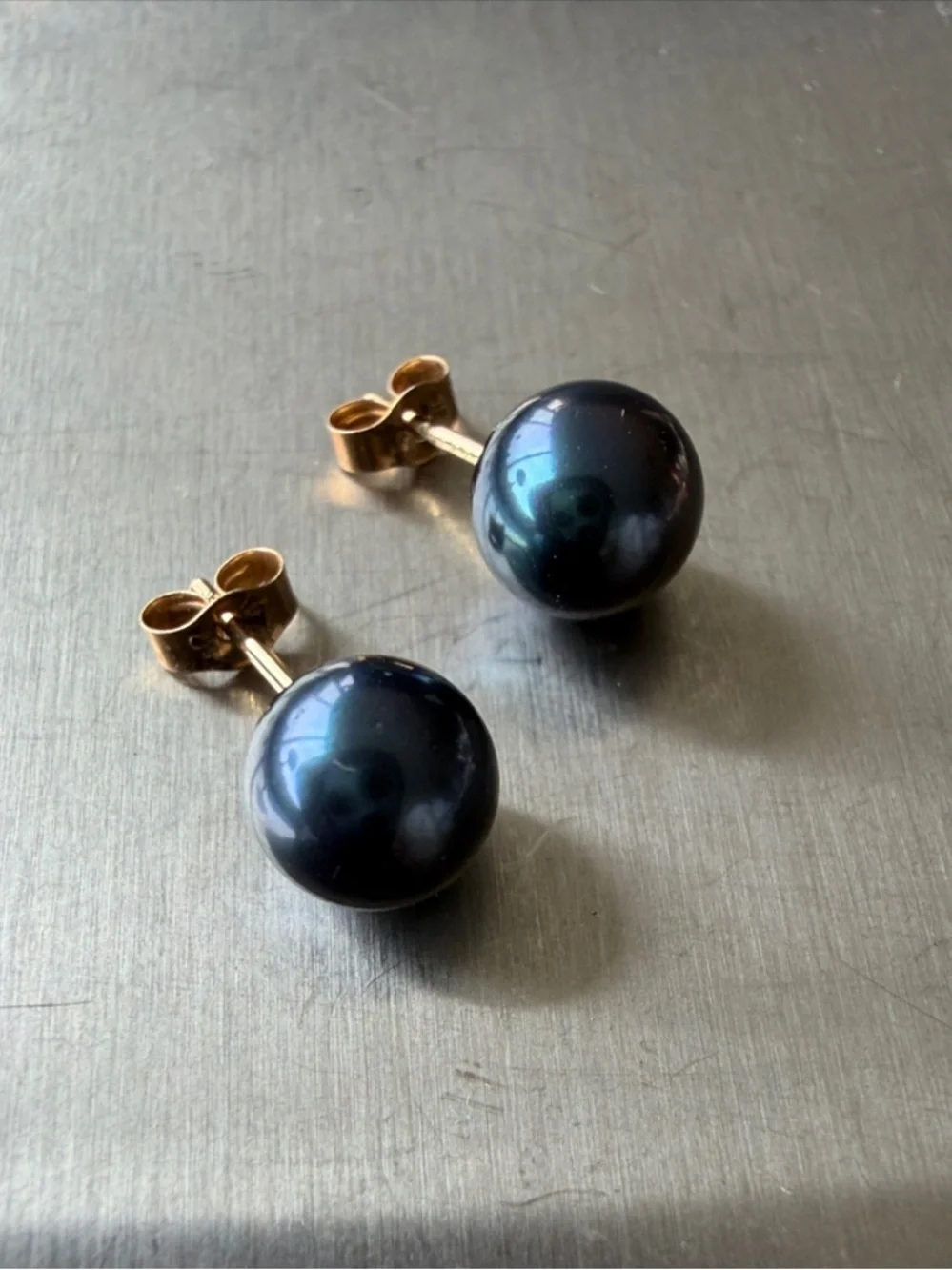 Solid 14K gold stud earrings with natural Black Tahitian (?) pearls - Picture 2 of 8